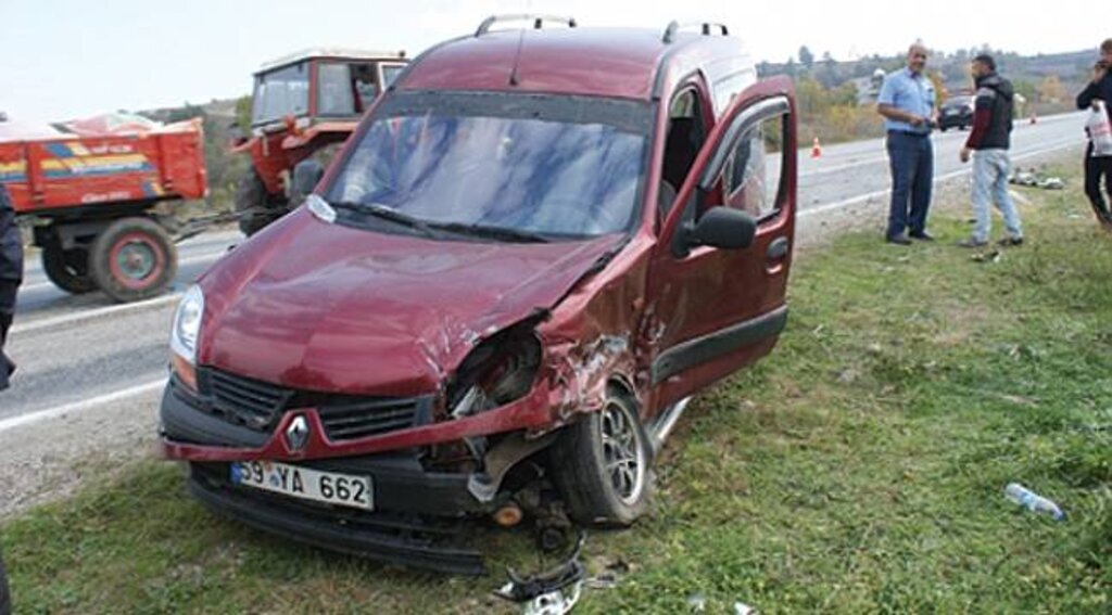 Otomobil ile hafif ticari araç çarpıştı: 6 yaralı
