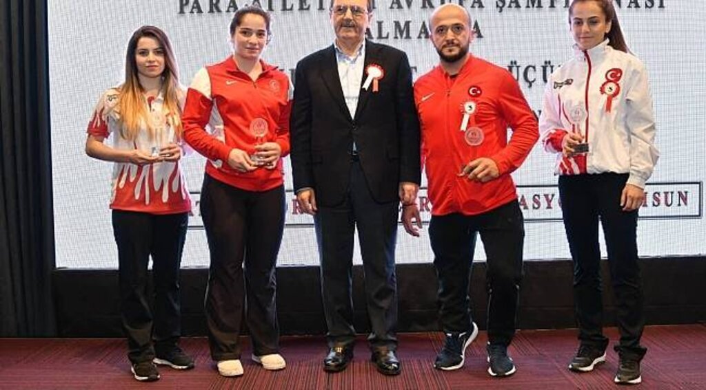 Başkan Zihni Şahin'den sporun yıldızlarını ödüllendirdi