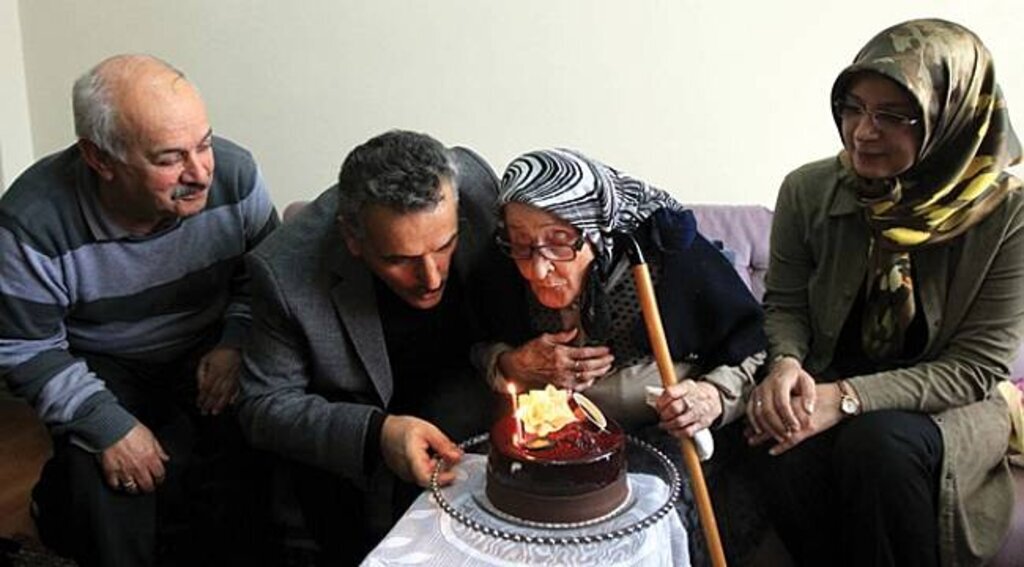 101 yaşındaki nineye sürpriz doğum günü kutlaması