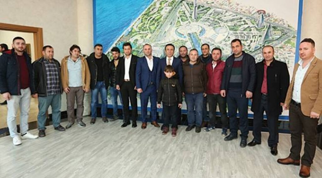 Genç, apartman görevlilerini ağırladı