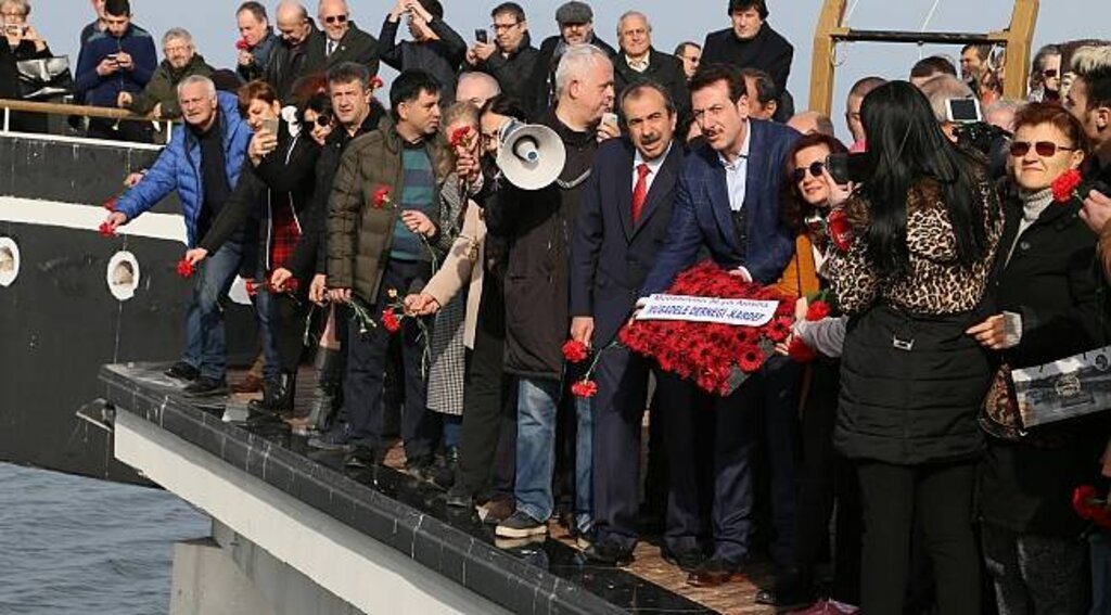 Mübadiller atalarını denize karanfil bırakarak andı