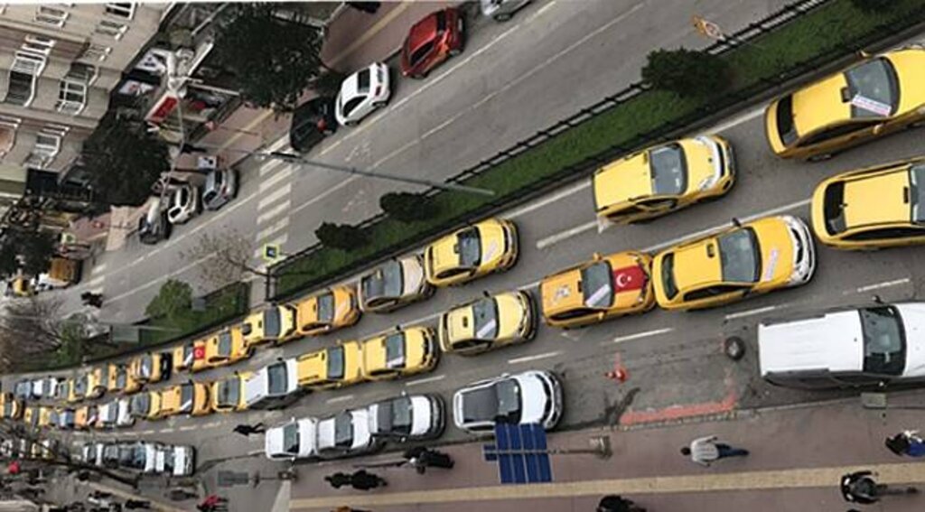 Taksicilerden "korsan taksi" protestosu