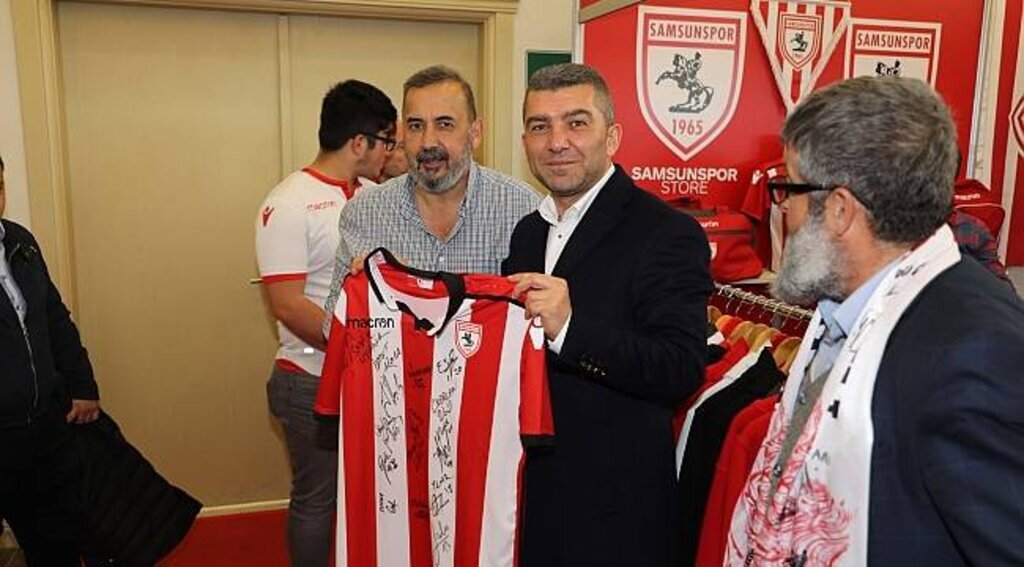 FUTBOLCULAR KİTAP FUARINDA SAMSUNSPOR STANDINI ZİYARET ETTİ