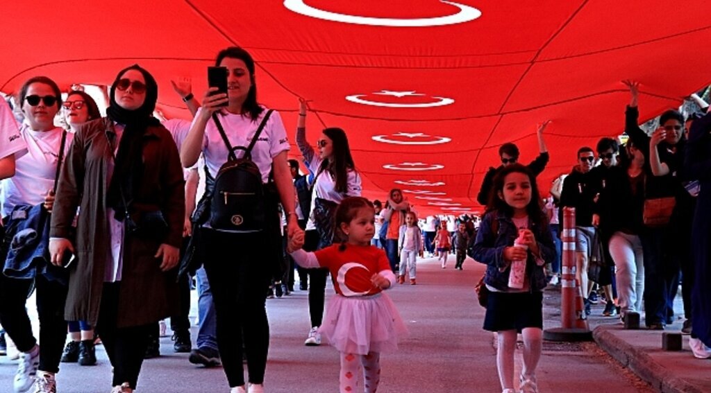 19 Mayıs'ın 100. yılında 1919 metrelik bayrakla yürüdüler