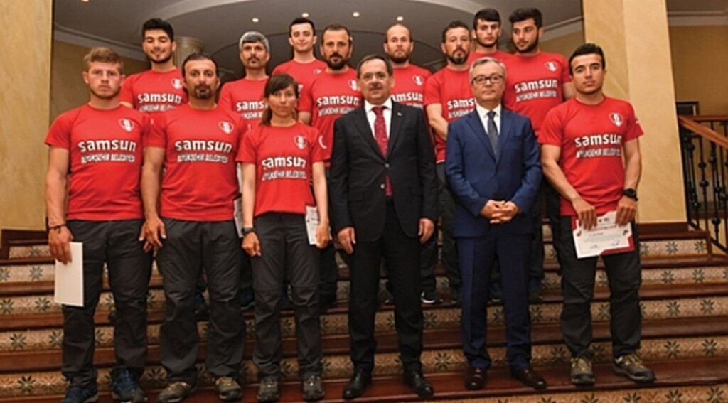 Başkan Mustafa Demir'den Dragon Bot sporcularına övgü