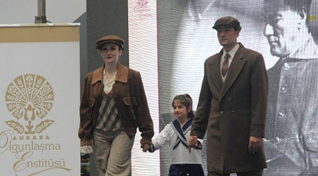 Piazza’da Atatürk'ün kıyafetleri podyumda sergilendi