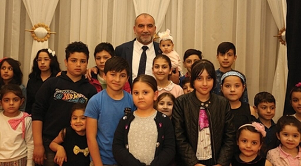 Sandıkçı yetimlerle kucaklaştı