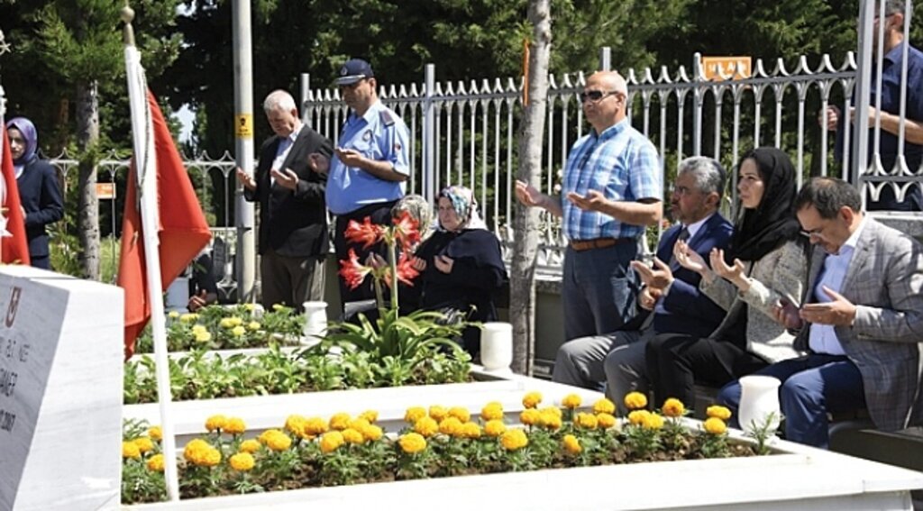 Demir’den Arife Günü’nde Şehitliklere ziyaret