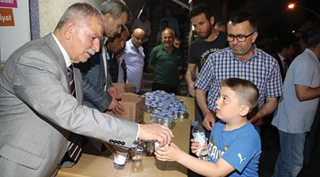 Demirtaş Kadir Gecesi’nde vatandaşlarla kucaklaştı