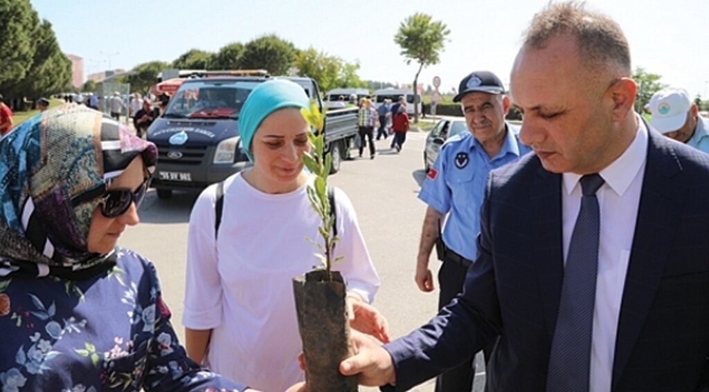 İlkadım Belediyesi hüzünlü aileleri fidanla sevindirdi