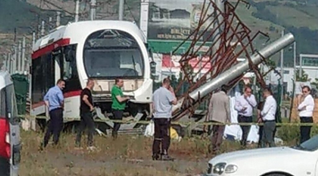 Samsun'da raydan çıkan tramvay enerji direğini yıktı