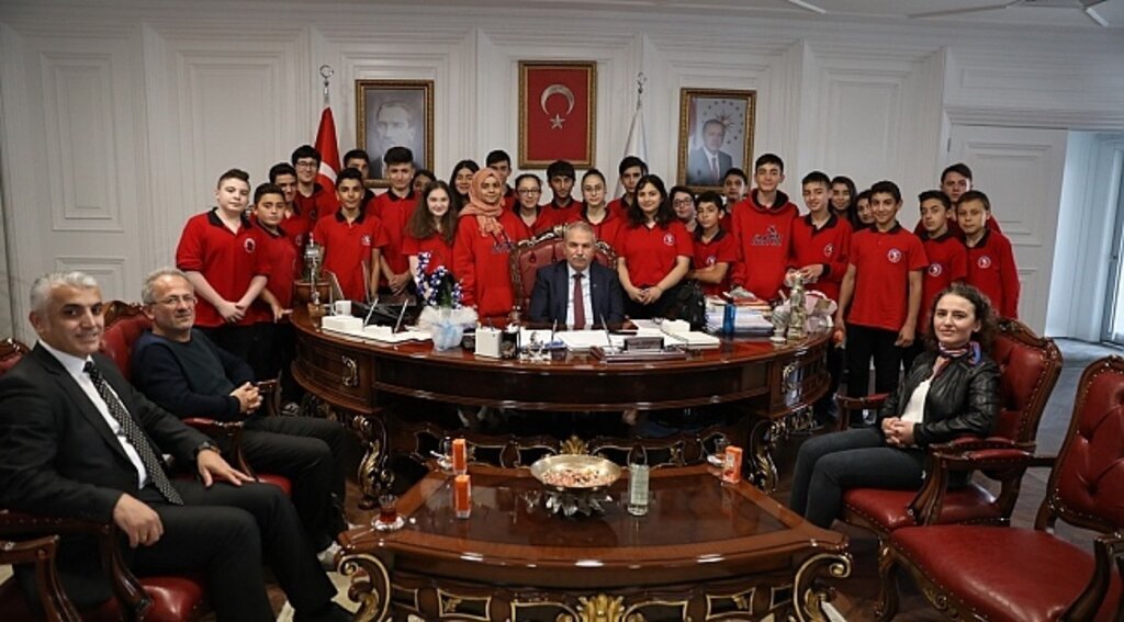 Demirtaş: Öğrencilerimizin emrindeyiz