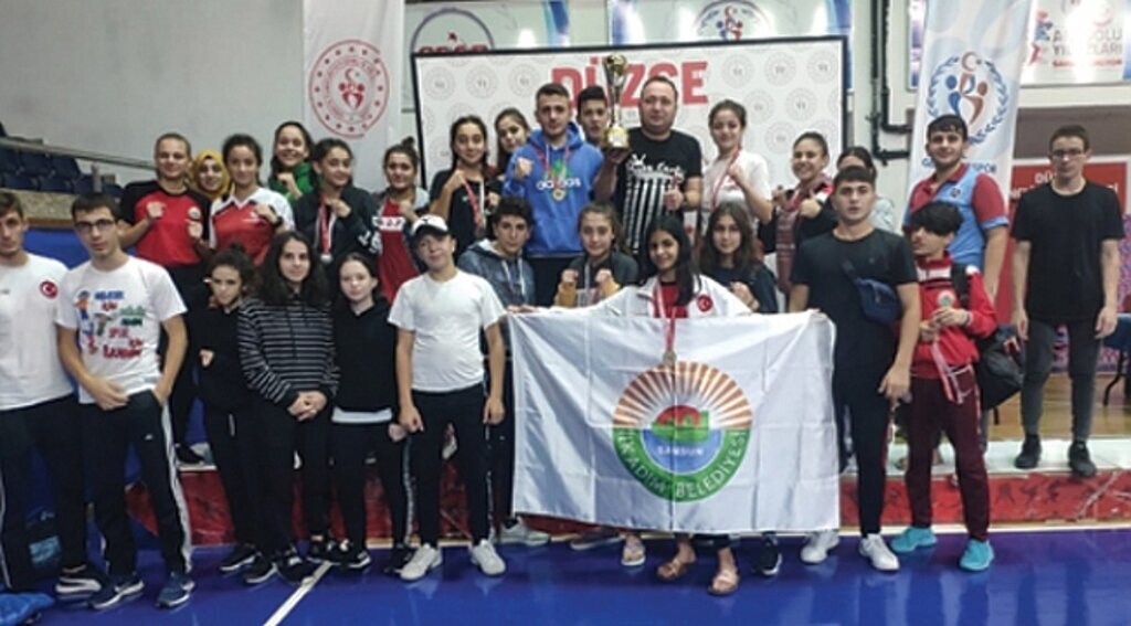 İlkadımlı şampiyon boksörler 9 altın madalya ile döndü