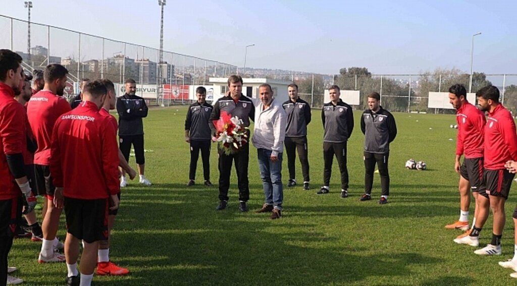 Uyanık'tan Ertuğrul Sağlam'a çiçek