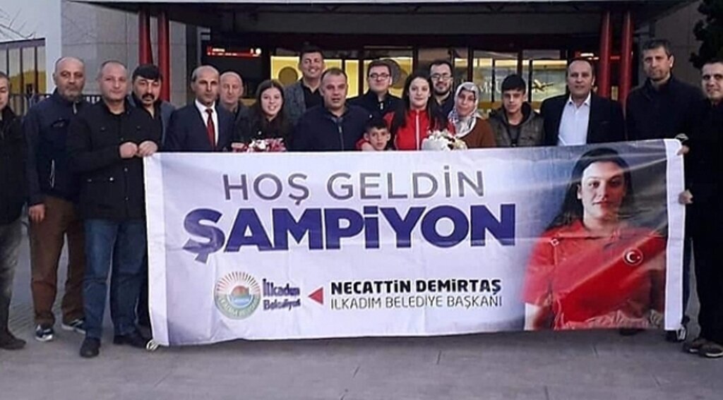 ŞAMPİYON ESMA ALPER ÇİÇEKLERLE KARŞILANDI