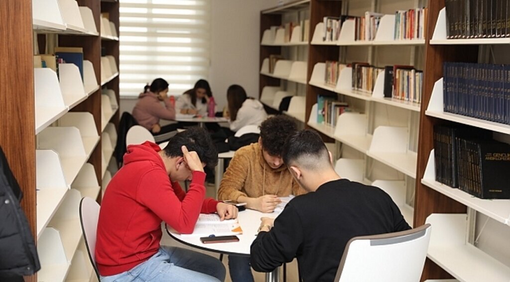 BELEDİYE HALK KÜTÜPHANESİ SÖMESTR TATİLİNDE ÖĞRENCİLERİN EN UĞRAK MEKANI OLDU