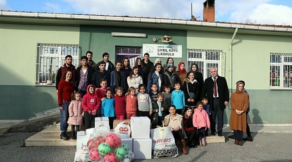 İLKEM'li öğrenciler miniklerin yüzünü güldürdü