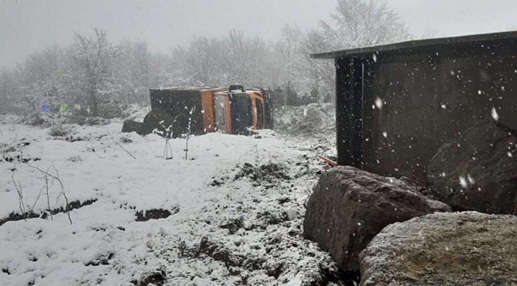 Samsun'da Büyükşehir'in araçları uçuruma yuvarlandı