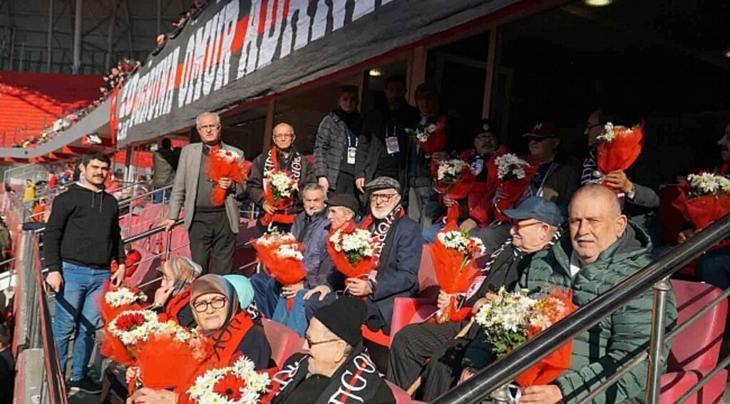 Samsunspor huzurevi sakinlerinin yüzünü güldürdü