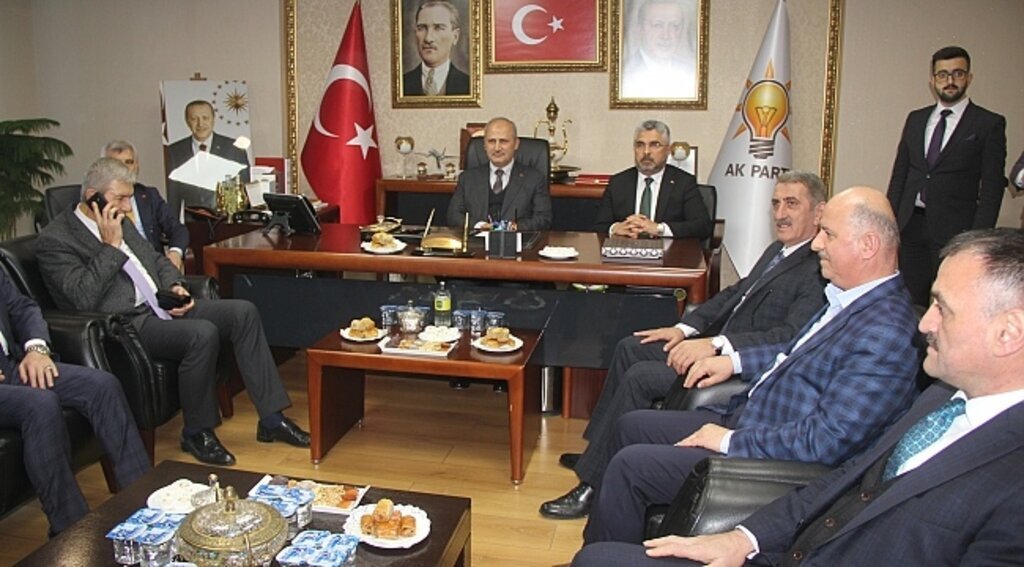 Bakan Turhan'dan AK Parti Samsun'a ziyaret