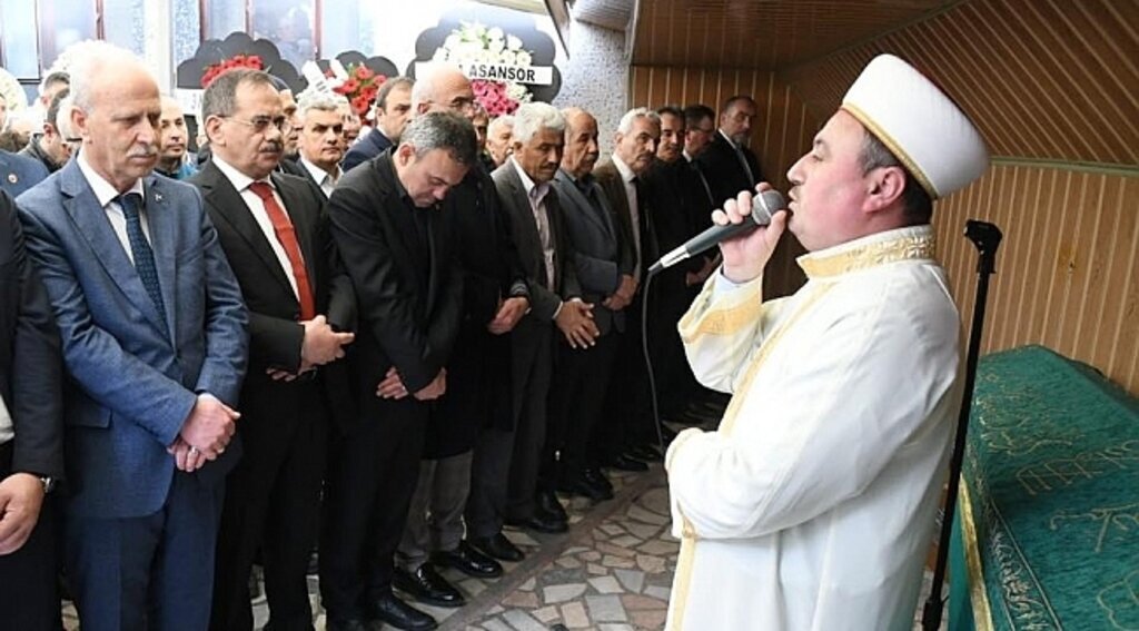 Kadir Gürkan babasını son yolculuğuna uğurladı