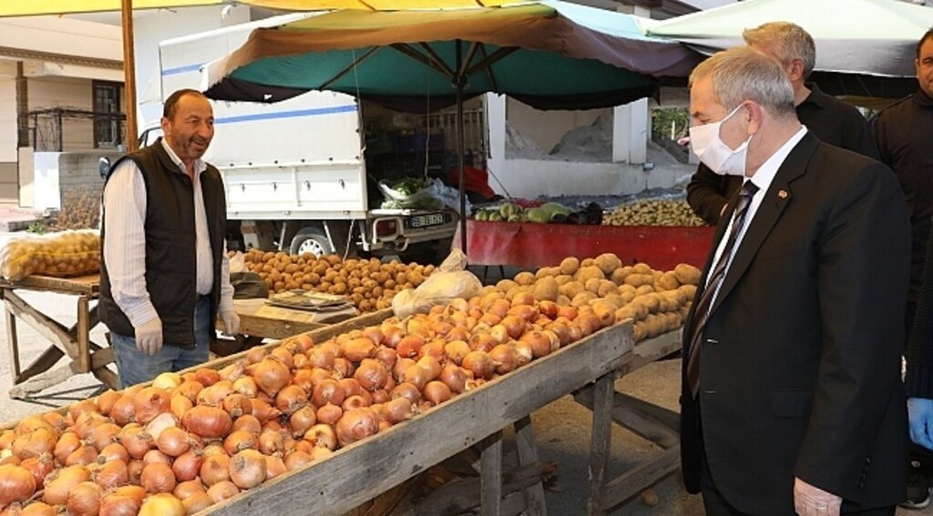 Başkan Demirtaş esnafa maske dağıttı