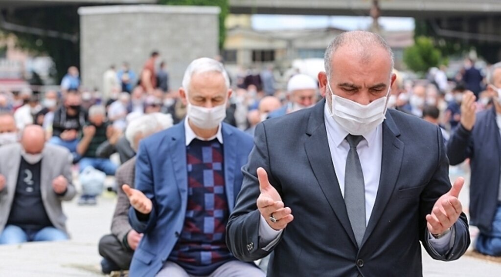 Başkan Sandıkçı onlarca Canikli ile cuma namazı kıldı