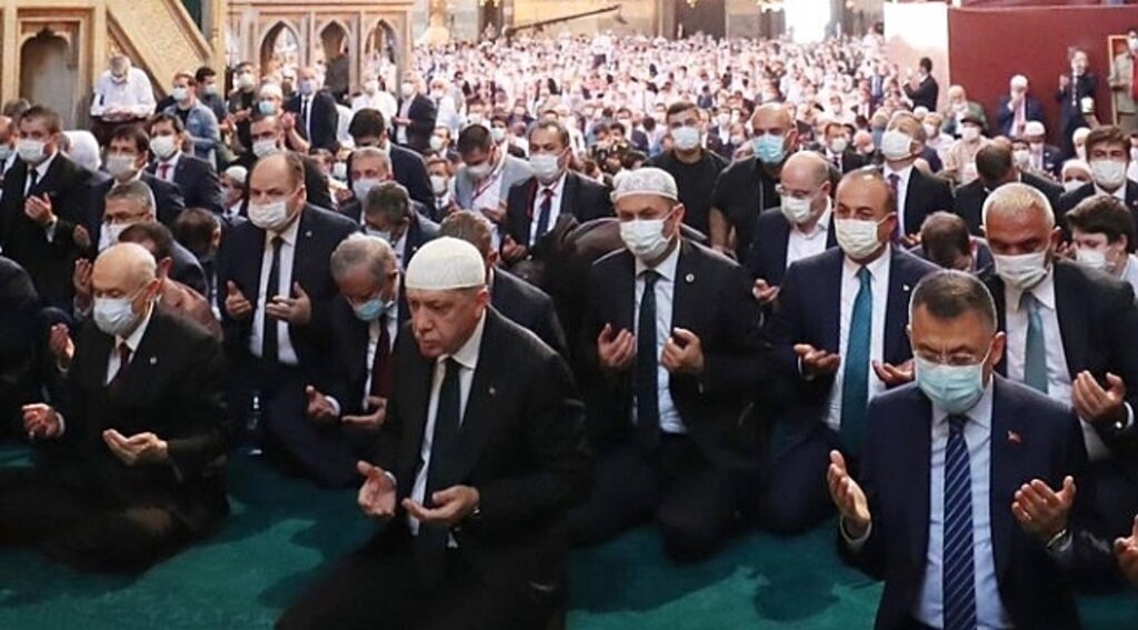 Ayasofya Cami'nde 350 bin kişi namaz kıldı