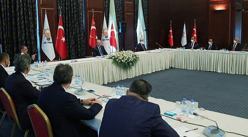 Cumhurbaşkanı Erdoğan, AK Parti'ye katılan belediye başkanları ile görüştü