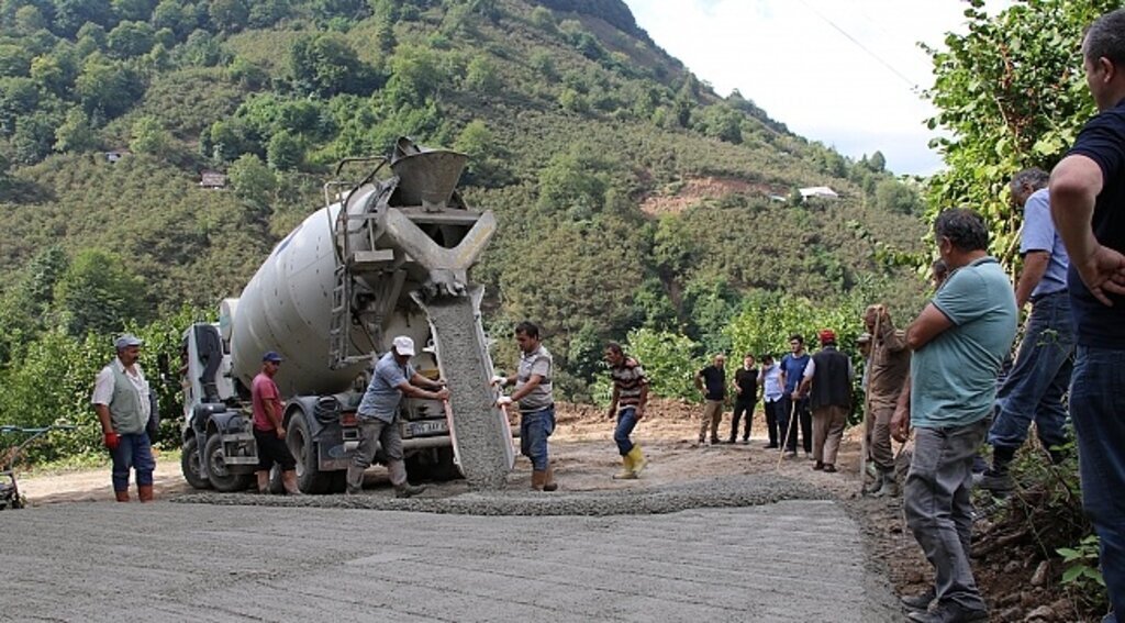 Salıpazarı'nda yol çalışmaları devam ediyor