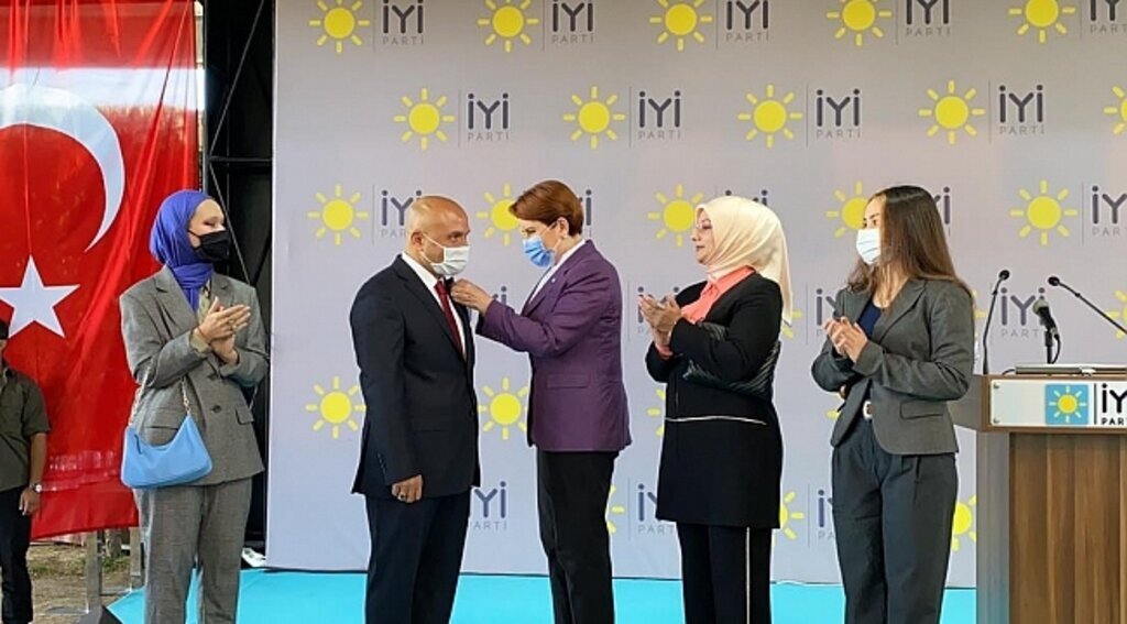 samsun haber - Erhan Usta İYİ Parti rozetini taktı
