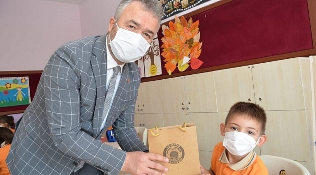 Başkan Topaloğlu'ndan miniklere 'okula hoş geldin' sürprizi