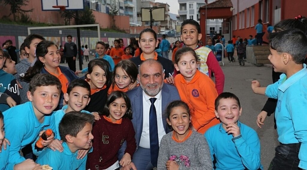 Canik Belediyesi'nden çocuklara ve gençlere sürpriz hediyeler