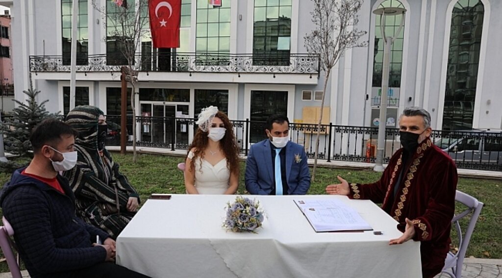 İLKADIM’DA NİKAHLAR SOSYAL MESAFELİ AÇIK HAVADA KIYILIYOR