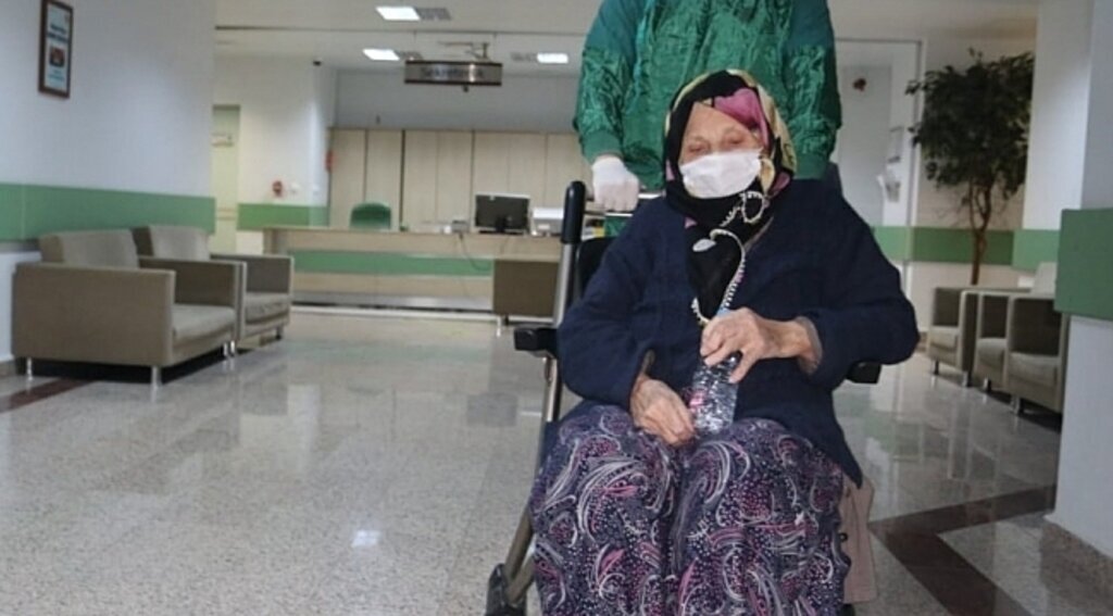 Samsun'da 100 yaşındaki Fatma Teyze covid mücadelesini kazandı