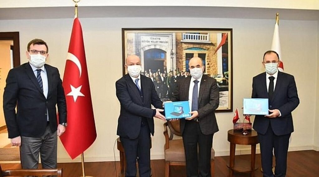 Başkan Çakır TOBB'un tabletlerini teslim etti
