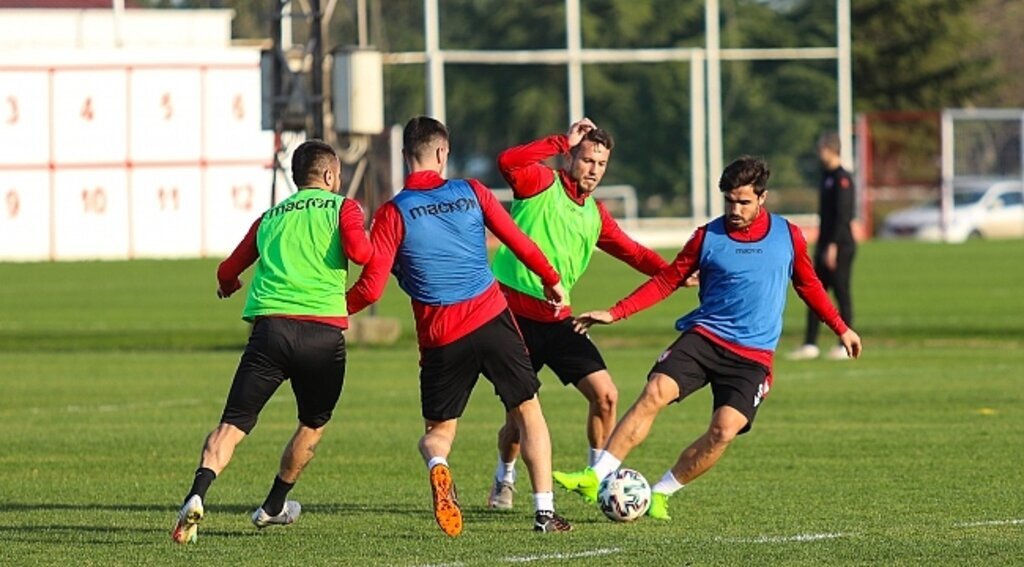 Samsunspor çalışmalara ara vermiyor