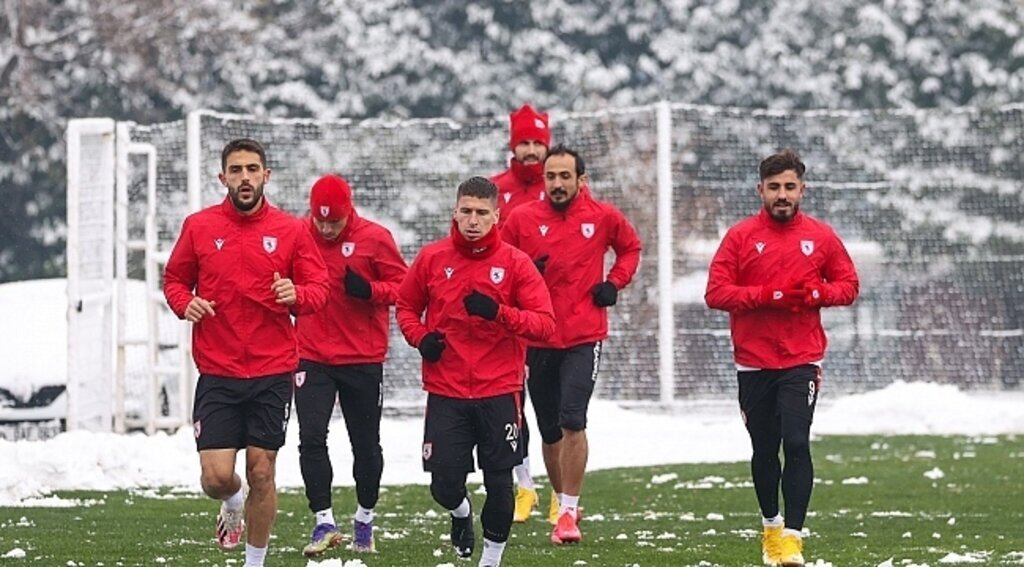 Samsunspor İstanbulspor'a bileniyor