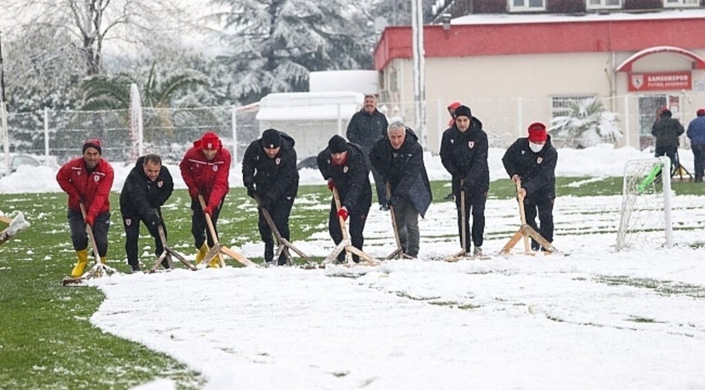 Teknik Direktör Sağlam kar temizledi