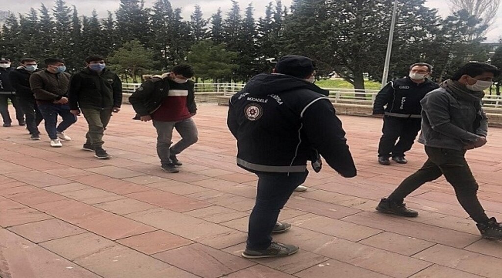 Samsun'da kaçak 12 Afganlı yakalandı