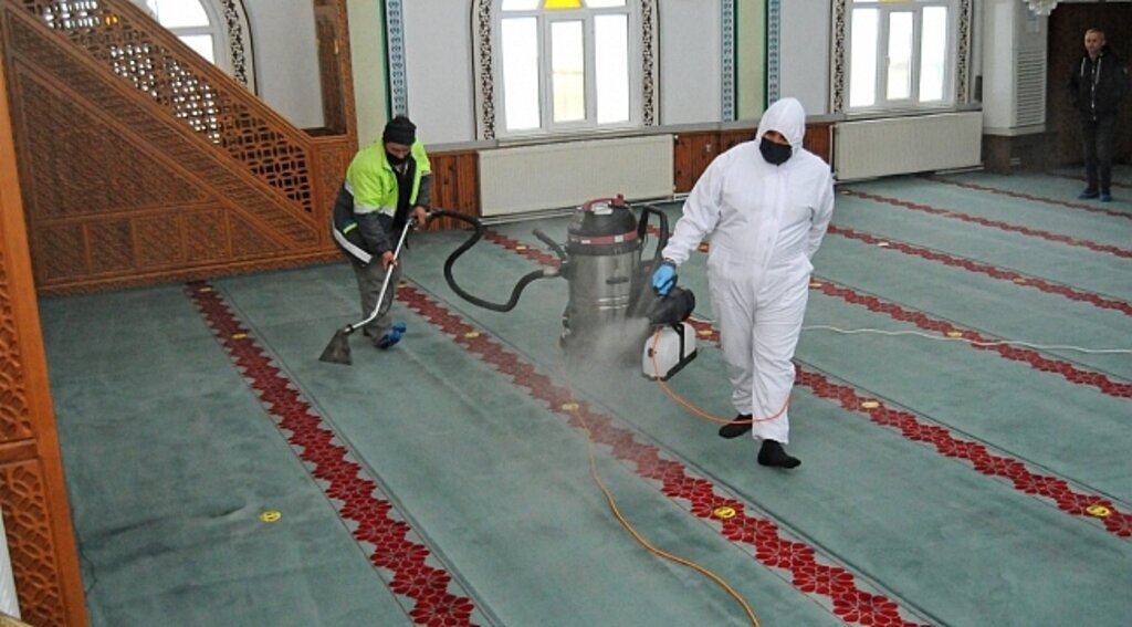 Canik'te camilerde Ramazan temizliği
