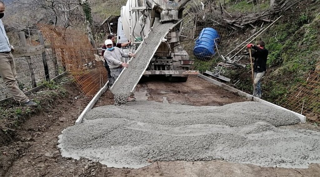 Salıpazarı'nda yol çalışmaları hız kazandı