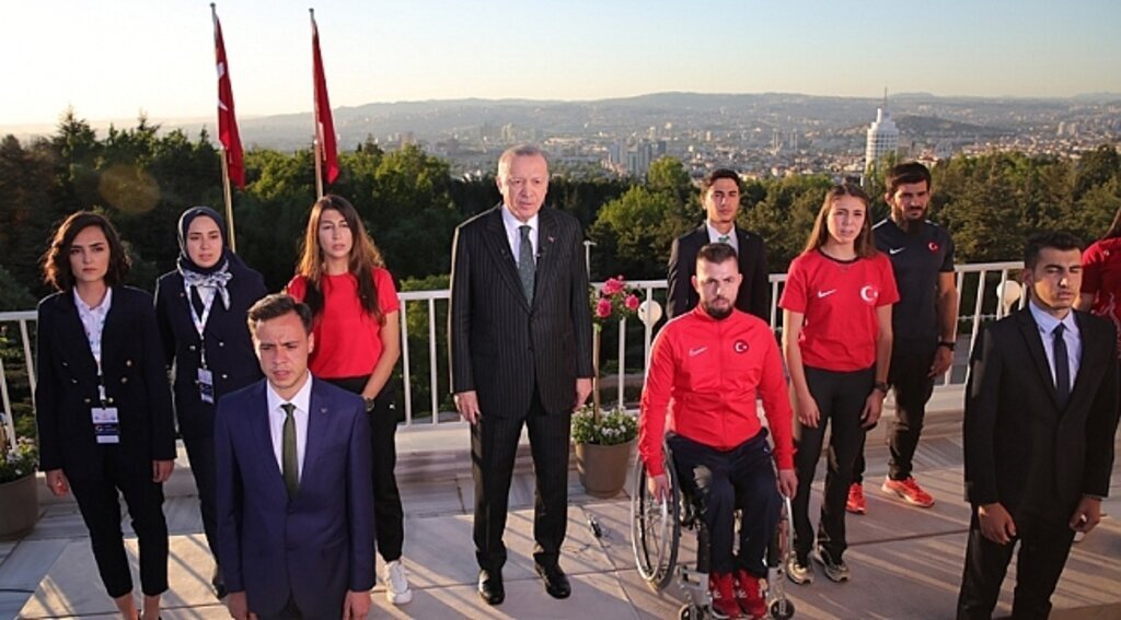 Cumhurbaşkanı Erdoğan vatandaşlarla İstiklal Marşı’nı okudu