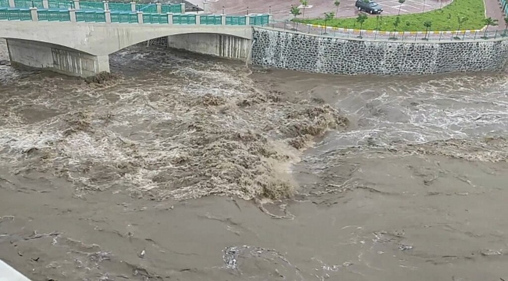 Samsun'da 9 kişi şiddetli yağışlar nedeniyle mahsur kaldı