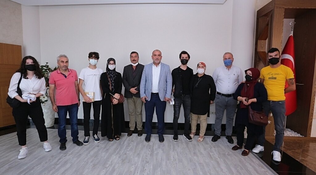 BAŞKAN SANDIKÇI YKS'DE DERECE YAPAN ÖĞRENCİLERİ ÖDÜLLERDİ