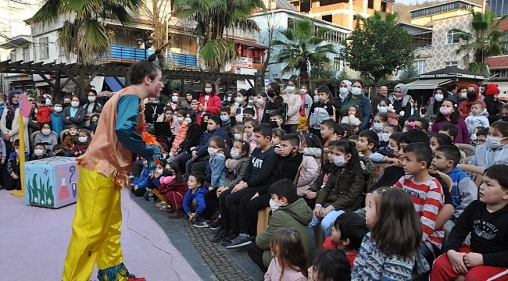 Salıpazarlı çocukların tiyatro sevinci