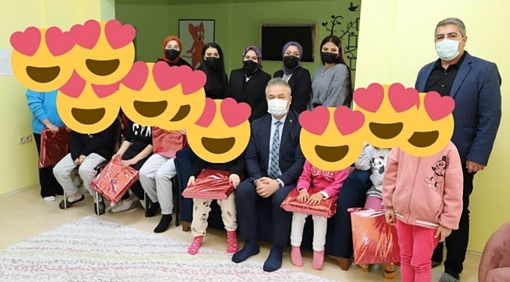 Öğrenciler 19 Mayıs'ta çocukları güldürdü