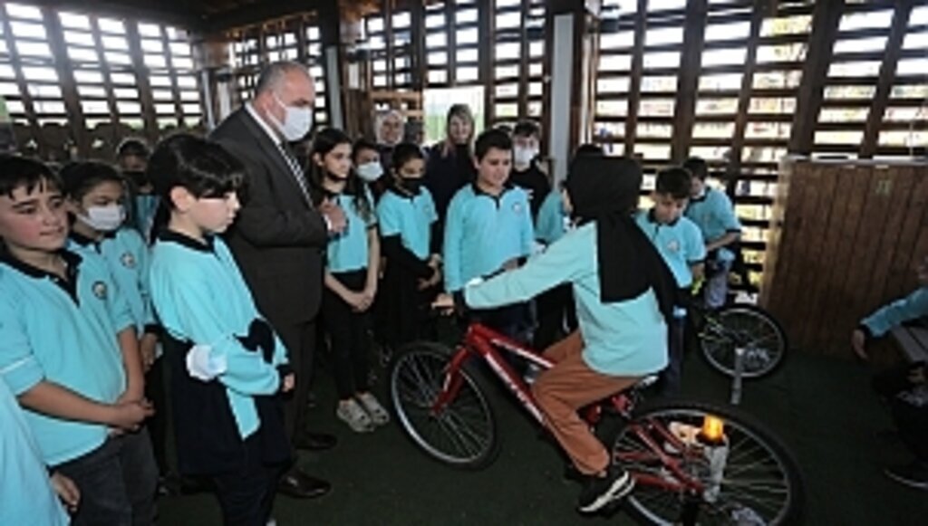Başkan Sandıkçı öğrencilerle yerli tohum ekimi yaptı