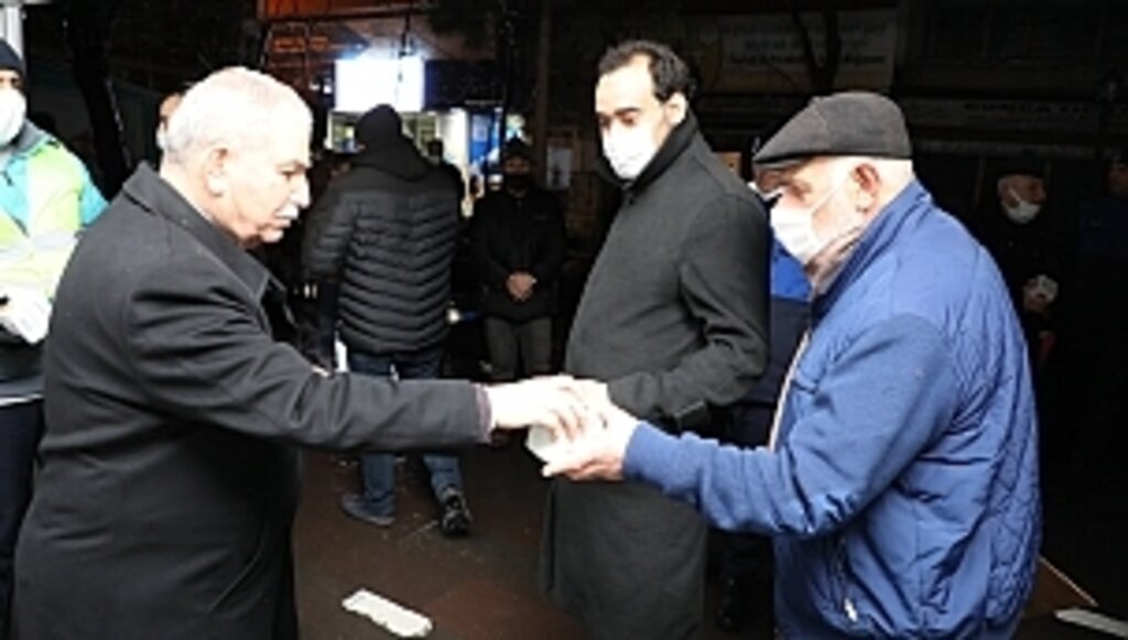 Başkan Demirtaş Büyük Camii'nde kandil simidi dağıtarak kandil kutladı