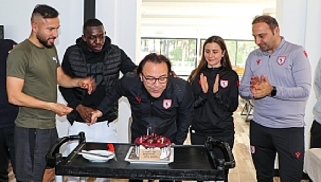 Samsunspor kulüp doktoru Özden'in Tıp Bayramını kutladı